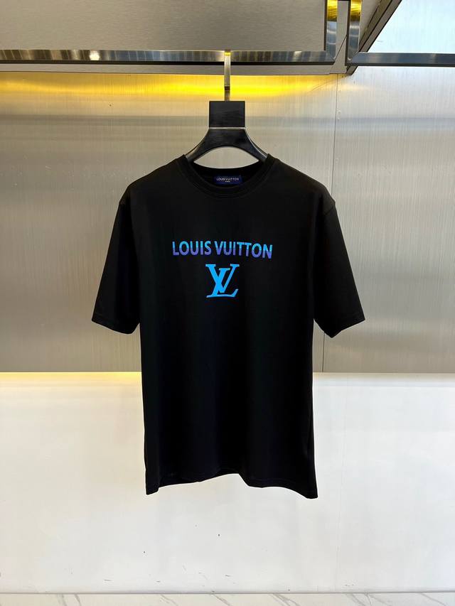 LV 春夏新品发售新品短袖T恤 采用进口丝光欧棉面料 温儒柔软 细腻柔软 上身自然是舒适 凉爽 胸前Logo图案印花撞色时尚立体 颜色十分清晰 非常的凸显整体的