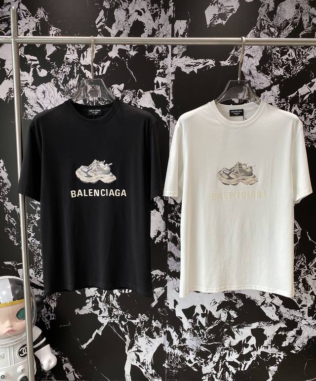 巴黎家 Ss夏装新品 专柜在售 最新系列图案Logo短袖T恤 必须人手一件的节奏 进口顶极100%纯棉面料 极为亲肤舒适 摸上去非常的细腻 质感很好 完美体现立