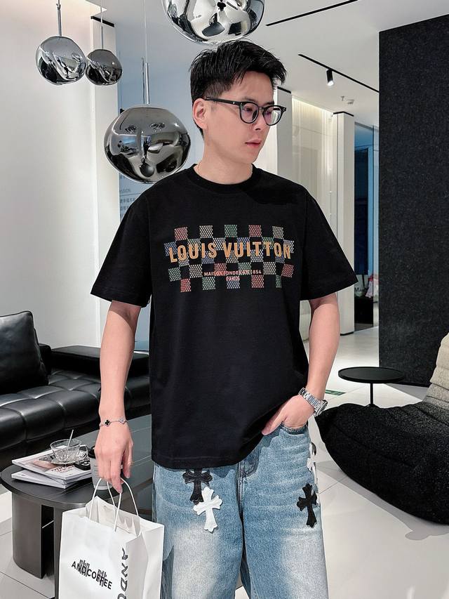 驴牌*25S新款T恤.男女同款 减龄风格满贯 烫画层次风格的新世纪充满阳色彩 经典Lv三彩棋盘格经典设计表现. 搭配品牌字母清新色彩.订制优质 G纯棉面料.领口