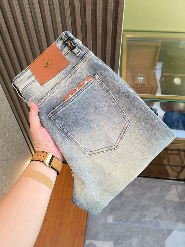 Lv 新款来袭2630新春爆款新品 专柜有售 实体店极品牛仔裤专柜原版1:1好货 适合各个年龄段 市场最高版本的欧洲进口面料 舒适柔软亲肤 上身效果超级棒时尚百