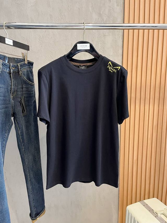 芬迪25Ss春夏新款首发专柜最新款短袖圆领T恤 高端订制 设计前卫时尚 品牌Logo重工艺设计 高端定制240克面料.手感柔软.穿着舒适.专柜级别精致车线.颜色