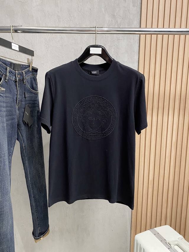 范思*Versace 25Ss春夏新款首发专柜最新款短袖圆领T恤 高端订制 设计前卫时尚 品牌Logo重工艺设计 高端定制240克面料.手感柔软.穿着舒适.专柜
