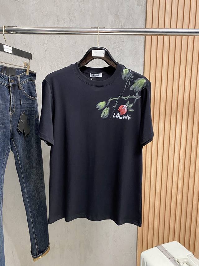 罗意*Loewe 25Ss春夏新款首发专柜最新款短袖圆领T恤 高端订制 手绘工艺 设计前卫时尚 品牌Logo重工艺设计 高端定制240克面料.手感柔软.穿着舒适