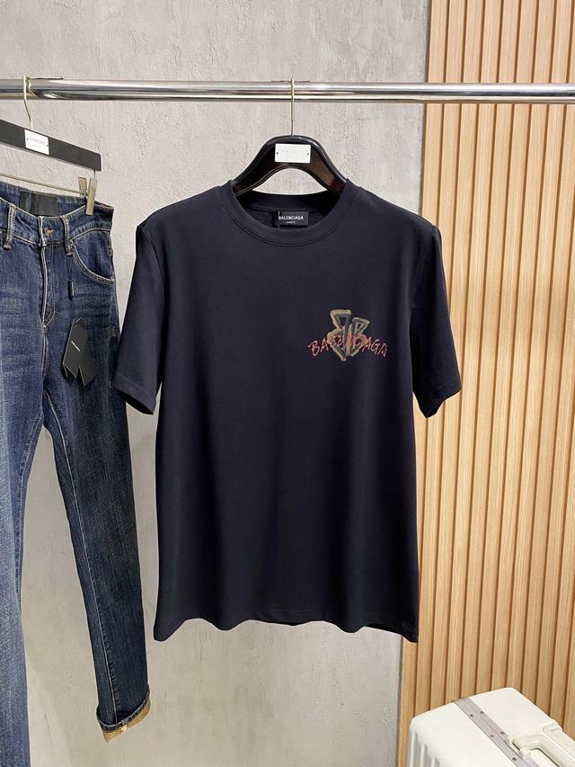 巴黎世*Balenciaga 25Ss春夏新款首发专柜最新款短袖圆领T恤 高端订制 手绘工艺 设计前卫时尚 品牌Logo重工艺设计 高端定制240克面料.手感柔