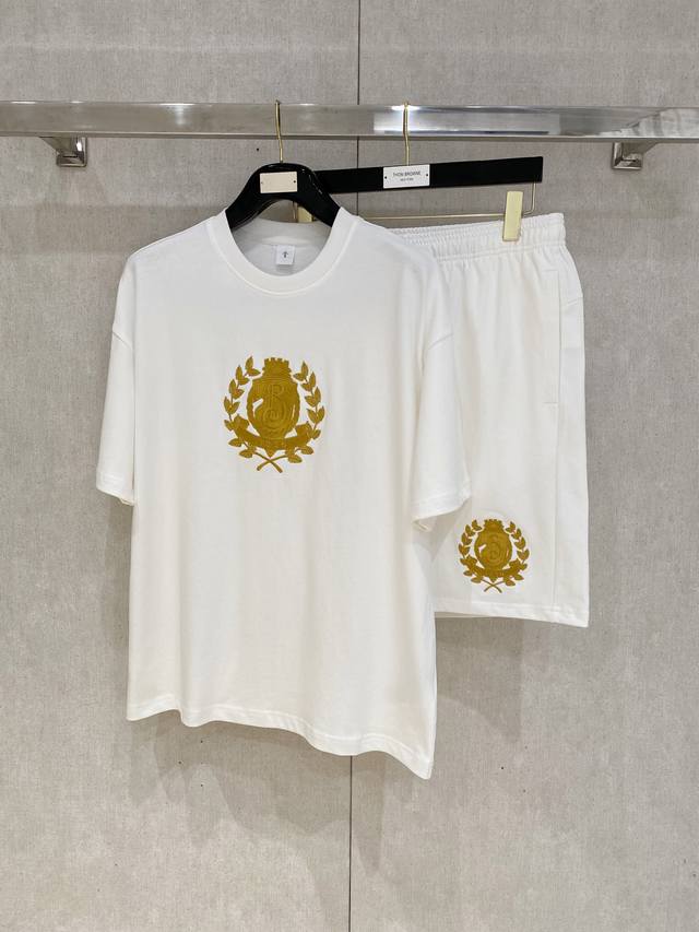 25Ss Burberry 巴宝莉 重磅圆领短袖T恤短裤套装 选用330克双纱平织棉面料打造 重工刺绣工艺 男女同款 码数 S-Xl 颜色 黑色 白色 尺码表