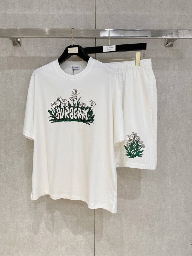 25Ss Burberry 巴宝莉 重磅圆领短袖T恤短裤套装 选用 克双纱平织棉面料打造 立体印花工艺 男女同款 码数 S-Xl 颜色 黑色 白色 花灰色 尺码
