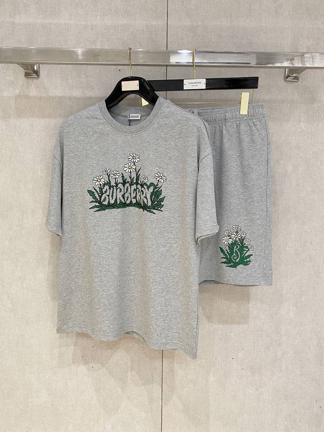25Ss Burberry 巴宝莉 重磅圆领短袖T恤短裤套装 选用 克双纱平织棉面料打造 立体印花工艺 男女同款 男女同款 码数 S-Xl 颜色 黑色 白色 花