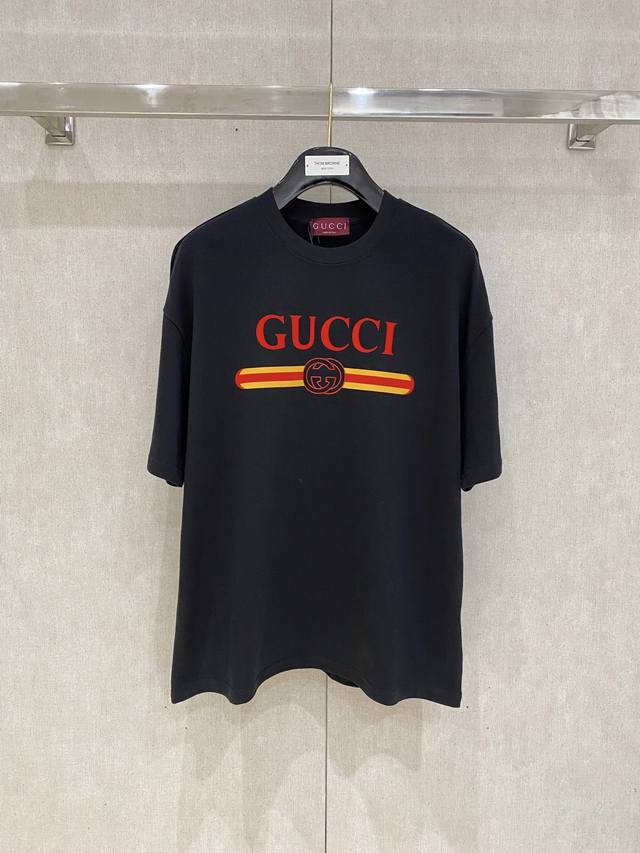 gucci 古奇 大爆款 2025春夏新款首发专柜最新款短袖圆领T恤 高端订制 设计前卫时尚 品牌Logo重工艺设计 高端定制面料.手感柔软.穿着舒适.专柜级别