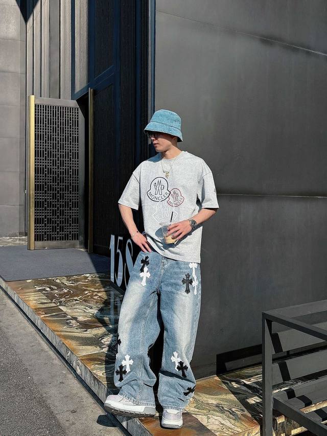 25Ss Moncler新款圆领短袖T恤 选用330克双纱平织棉面料打造 热转印工艺+袖口下摆品牌标识点缀 螺纹针织领口 男女同款 码数 S-2Xl 颜色 黑