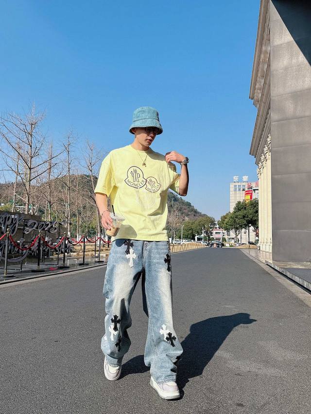 25Ss Moncler新款圆领短袖T恤 选用330克双纱平织棉面料打造 热转印工艺+袖口下摆品牌标识点缀 螺纹针织领口 男女同款 码数 S-2Xl 颜色 黑