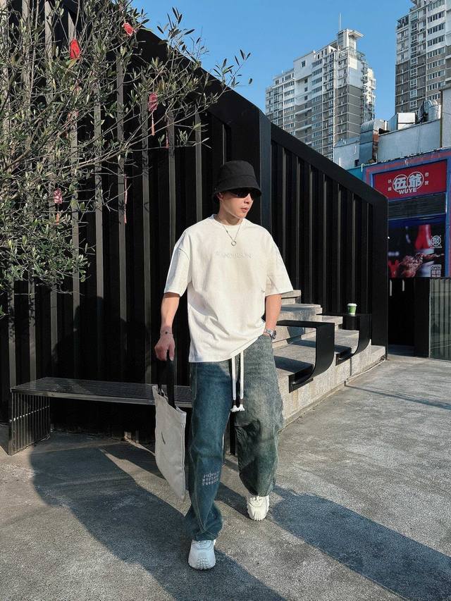 25Ss J.W.Anderson经典款圆领短袖T恤 选用330克双纱平织棉面料打造 立体品牌Logo标识 螺纹针织领口 男女同款 码数 S-2Xl 颜色 黑