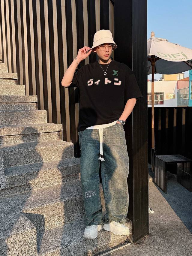 25Ss Lv pharrell Wiliams菲董携手 Nigo 联名系列圆领短袖T恤 选用330克双纱平织棉面料打造 富士山元素标识 螺纹针织领口 男女同款