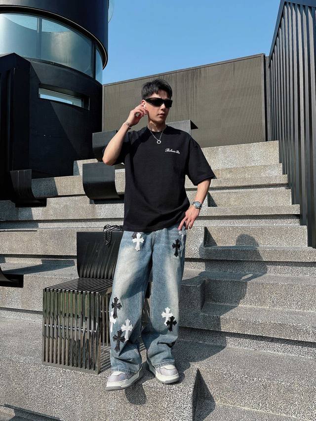 25Ss 巴尔曼新款圆领短袖T恤 选用330克双纱平织棉面料打造 植绒工艺 螺纹针织领口 男女同款 码数 S-2Xl 颜色 黑 白两色 尺码表 s 胸围108