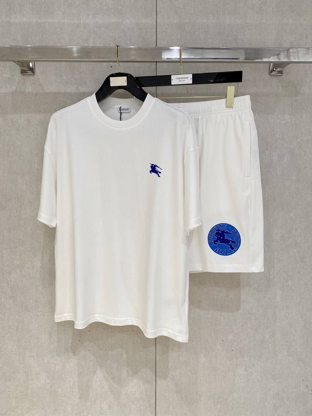 25Ss Burberry 巴宝莉 重磅圆领短袖T恤短裤套装 选用 克双纱平织棉面料打造 重工刺绣工艺 男女同款 码数 S-Xl 颜色 黑色 白色 咖色 花灰色