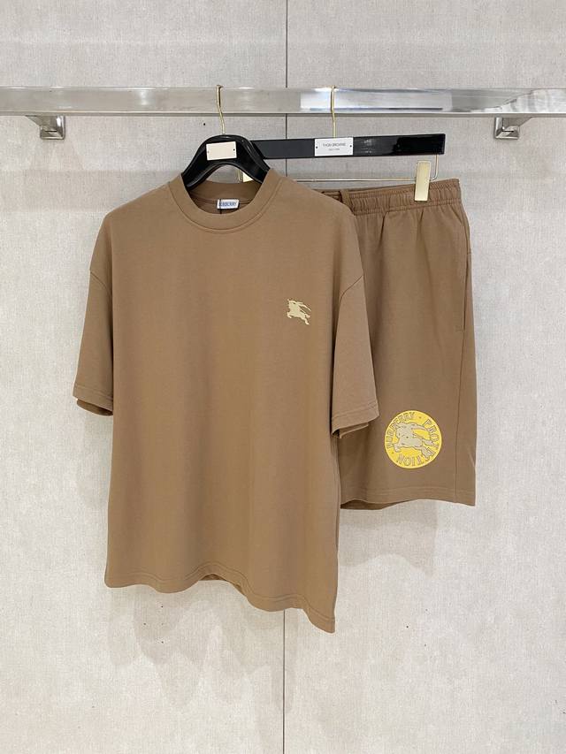 25Ss Burberry 巴宝莉 重磅圆领短袖T恤短裤套装 选用 克双纱平织棉面料打造 重工刺绣工艺 男女同款 码数 S-Xl 颜色 黑色 白色 咖色 花灰色