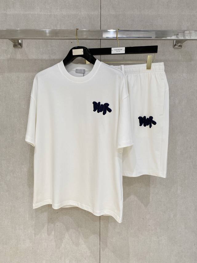 25Ss Dior Homme 迪奥 桀傲 重磅圆领短袖T恤短裤套装 选用 克双纱平织棉面料打造 重工刺绣工艺 男女同款 码数 S-Xl 颜色 白色 花灰色 深