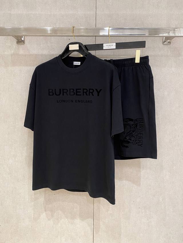 25Ss Burberry 巴宝莉 重磅圆领短袖T恤短裤套装 选用 克双纱平织棉面料打造 重工刺绣工艺 男女同款 码数 S-Xl 颜色 黑色 白色 花灰色 尺码