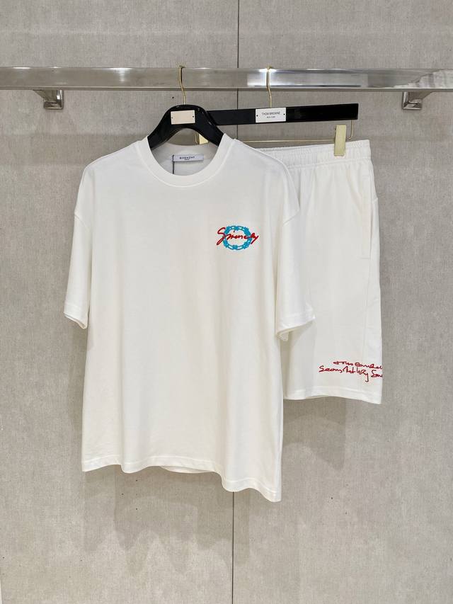 25Ss Givenchy 纪梵希 重磅圆领短袖T恤短裤套装 选用330克双纱平织棉面料打造 重工刺绣工艺 男女同款 码数 S-Xl 颜色 黑色 白色 深宝蓝