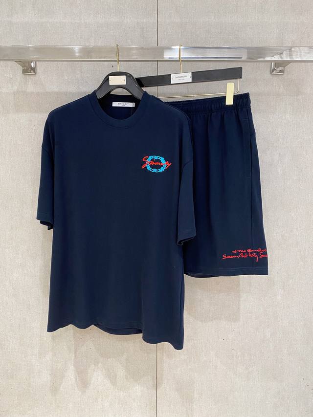 25Ss Givenchy 纪梵希 重磅圆领短袖T恤短裤套装 选用330克双纱平织棉面料打造 重工刺绣工艺 男女同款 码数 S-Xl 颜色 黑色 白色 深宝蓝