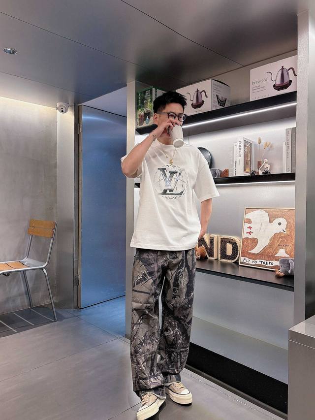25Ss Lv秀场新款圆领短袖T恤 选用330克双纱平织棉面料打造 胸前Lv镭射3D立体印花工艺 后部点缀Marque L.Vuitton Deposee标签