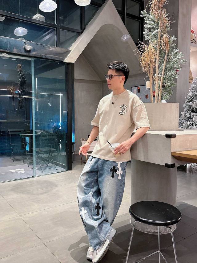 25Ss Bbr蛇年限定新款圆领短袖T恤 选用330克双纱平织棉面料打造 3D立体印花工艺 后领品牌Logo 螺纹针织领口 男女同款 码数 S-2Xl 颜色 黑