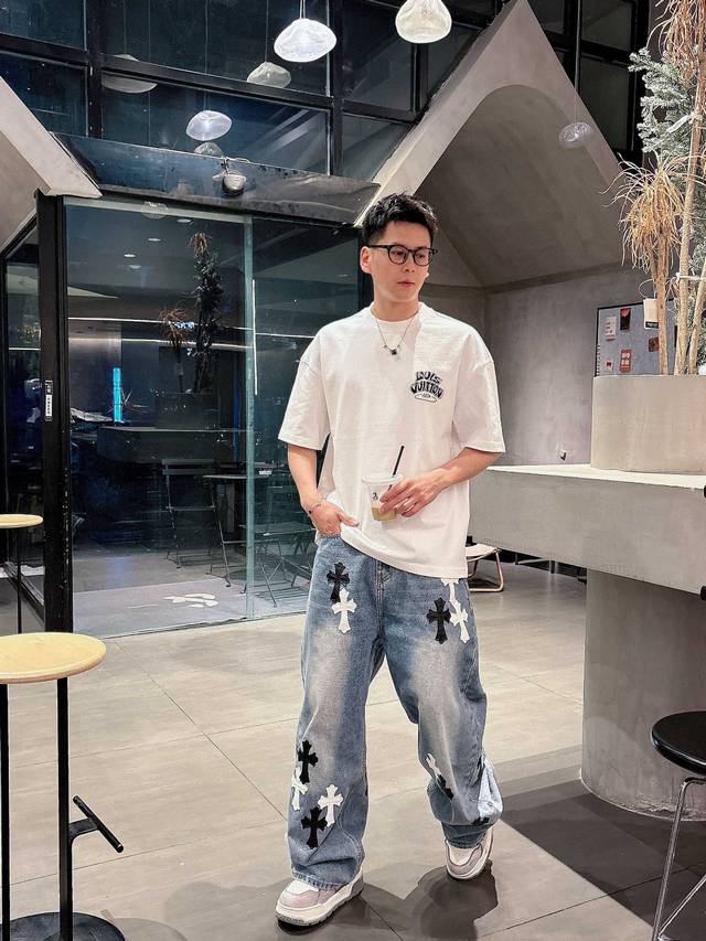 25Ss Lv新款圆领短袖T恤 选用330克双纱平织棉面料打造 3D立体效果印花工艺 后领品牌Logo标识 螺纹针织领口 男女同款 码数 S-2Xl 颜色 黑