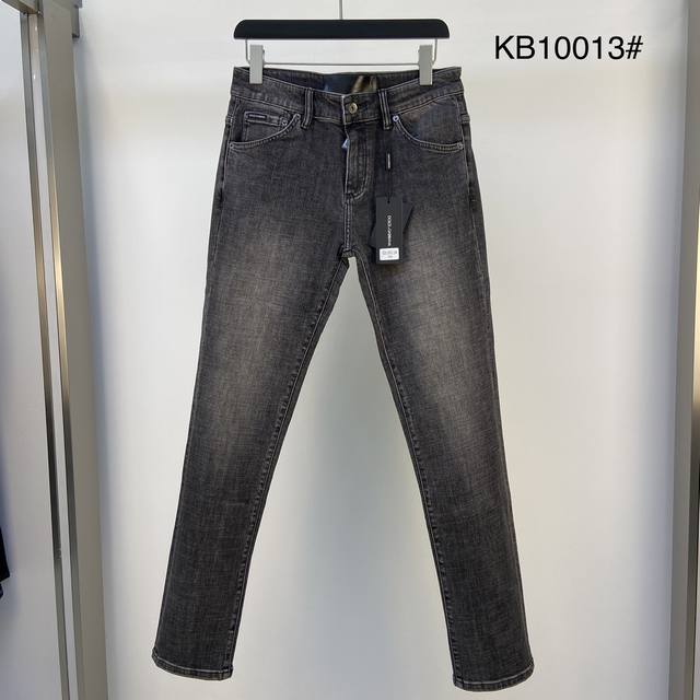 D&G2025夏季新款 薄款原单狠货牛仔裤 原版五金皮牌 版型超正.修身不紧身 超级有范 原版定制水洗牛仔面料 原版五金辅料开模 上身帅气十足 码数 29-36