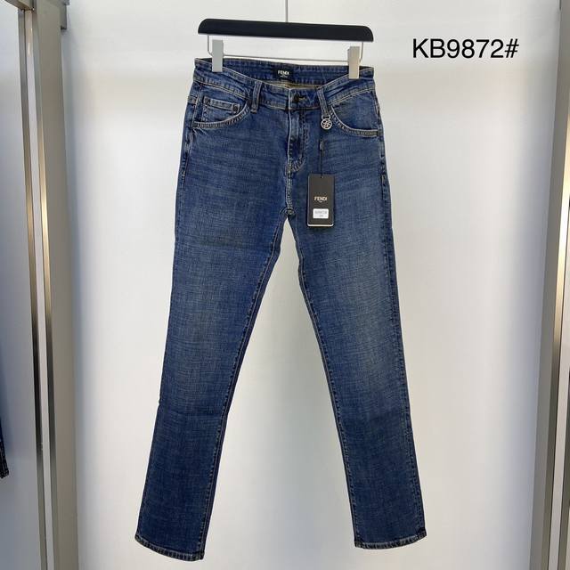 芬迪2025夏季新款 薄款原单狠货牛仔裤 原版五金皮牌 版型超正.修身不紧身 超级有范 原版定制水洗牛仔面料 原版五金辅料开模 上身帅气十足 码数 29-363