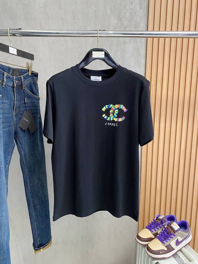 Cha# 2025春夏新款首发专柜最新款短袖圆领T恤 高端订制 设计前卫时尚 品牌Logo重工艺设计 高端定制230克面料.手感柔软.穿着舒适.专柜级别精致车线