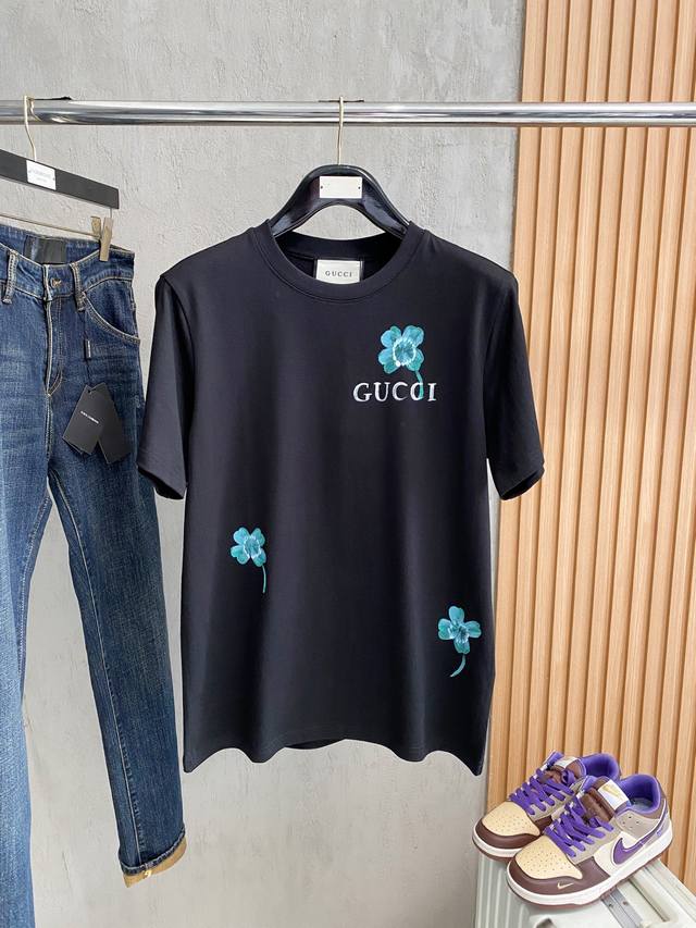 Gu# 2025春夏新款首发专柜最新款短袖圆领T恤 高端订制 设计前卫时尚 品牌Logo重工艺设计 高端定制230克面料.手感柔软.穿着舒适.专柜级别精致车线.