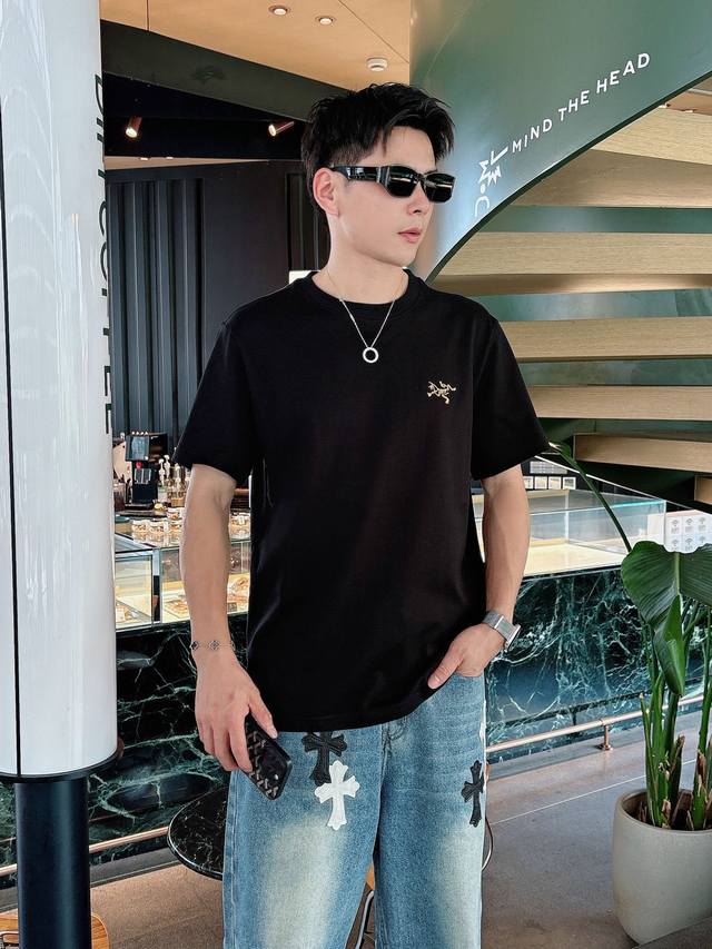 始祖鸟独家专供新款原单男士休闲短袖 高端定制 高版本 时尚百搭爆款进口面料 手感超柔软细腻 穿着亲肤舒适 高端精品 代工厂p精细做工 上身非常赞 男士必备单品