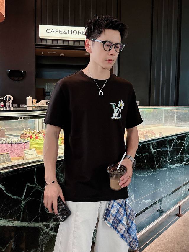 Louis Vuitton路易威登独家专供新款原单男士休闲短袖 高端定制 高版本 时尚百搭爆款进口面料 手感超柔软细腻 穿着亲肤舒适 高端精品 代工厂p精细做工