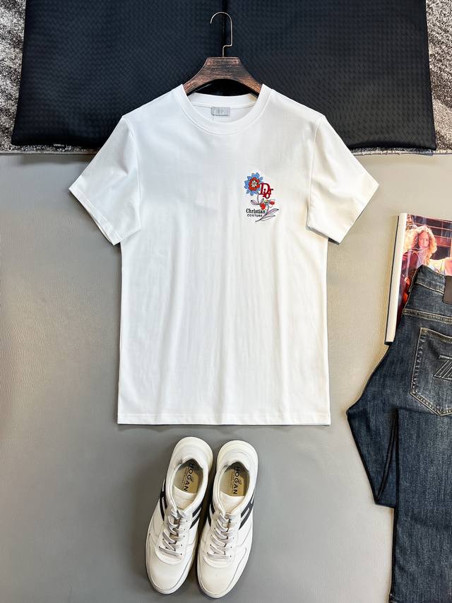 Do# 2025春夏新款首发专柜最新款短袖圆领T恤 高端订制 设计前卫时尚 品牌Logo重工艺设计 高端定制230克面料.手感柔软.穿着舒适.专柜级别精致车线.