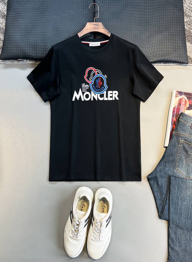 Mo# 2025春夏新款首发专柜最新款短袖圆领T恤 高端订制 设计前卫时尚 品牌Logo重工艺设计 高端定制230克面料.手感柔软.穿着舒适.专柜级别精致车线.