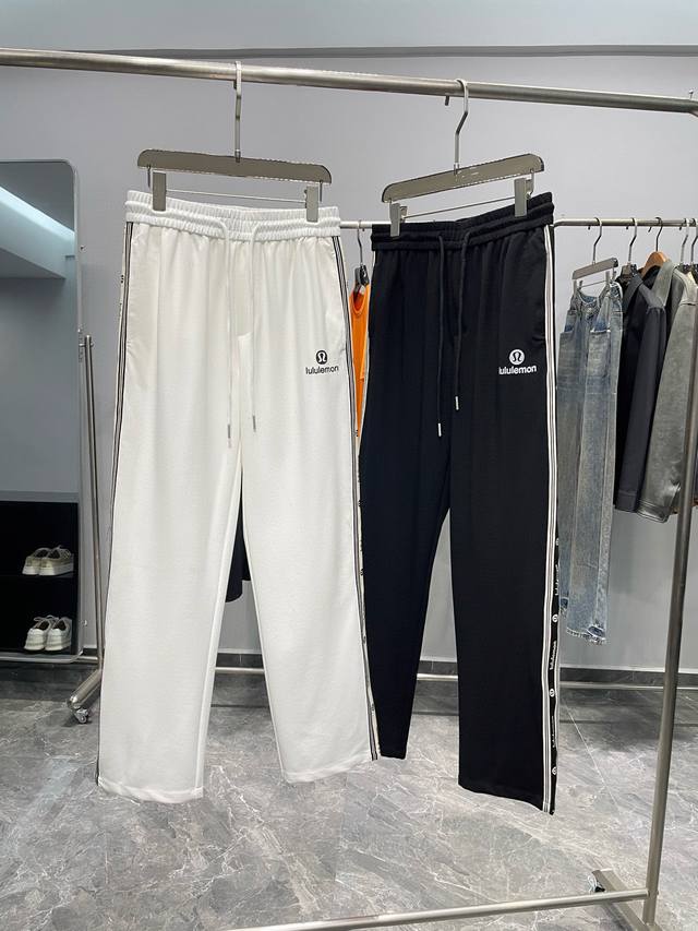 C26-Lulu25Ss春夏新款优质纯棉材质抽绳休闲裤 男士字母Logo立体发泡印花直筒运动休闲长裤 贸易公司渠道稀出 领先官网发售 一款集时尚与舒适于一身的精