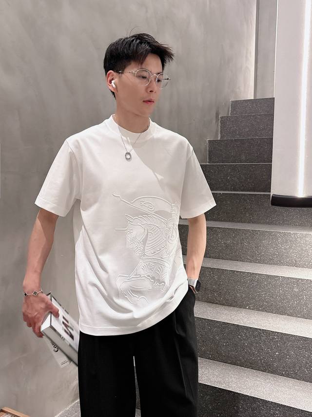 巴宝莉 2025春夏新款男女同款短袖T恤 定制专属纯棉面料 定制原版工艺螺纹 胸前重工字母Logo工艺设计 简约大方 从容百搭 档次极高 完美融入时尚还有风情感
