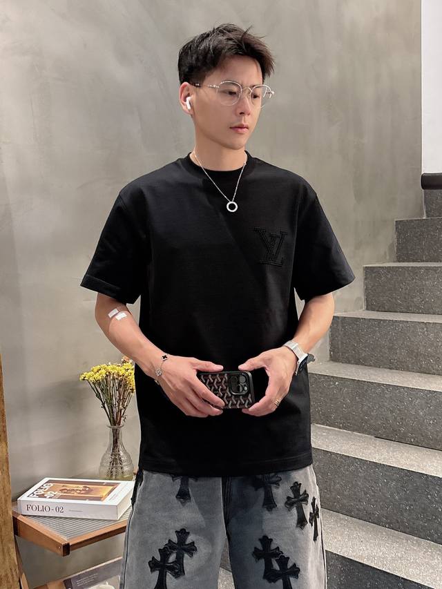 Lv 2025春夏新款男女同款短袖T恤 定制专属纯棉面料 定制原版工艺螺纹 胸前重工字母Logo工艺设计 简约大方 从容百搭 档次极高 完美融入时尚还有风情感一