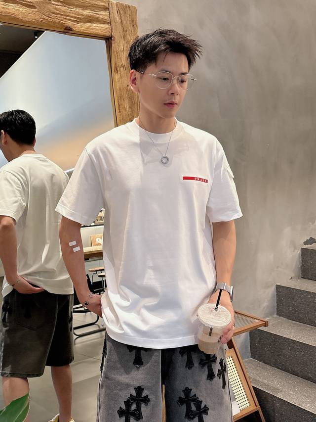 普拉达 2025春夏新款男女同款短袖T恤 定制专属纯棉面料 定制原版工艺螺纹 胸前重工字母Logo工艺设计 简约大方 从容百搭 档次极高 完美融入时尚还有风情感