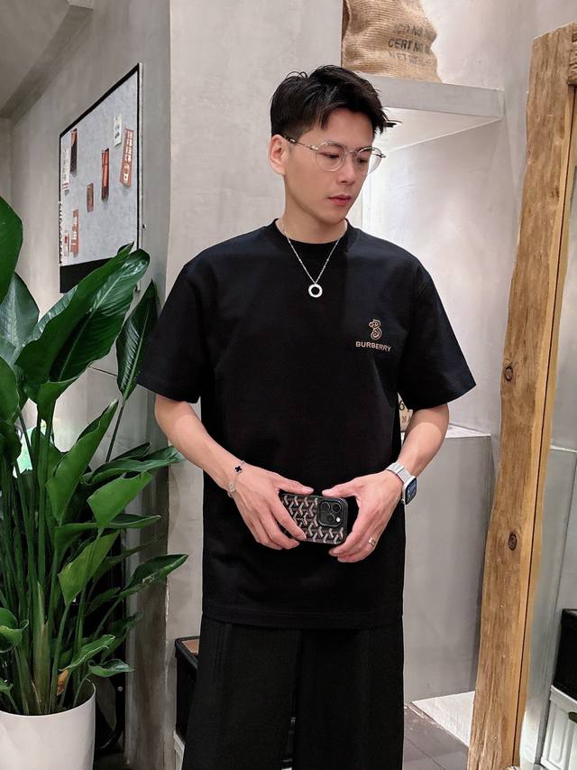 巴宝莉 2025春夏新款男女同款短袖T恤 定制专属纯棉面料 定制原版工艺螺纹 胸前重工字母Logo工艺设计 简约大方 从容百搭 档次极高 完美融入时尚还有风情感