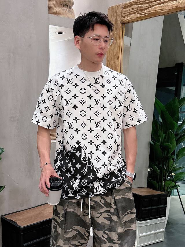 Lv 2025春夏新款男女同款短袖T恤 定制专属纯棉面料 定制原版工艺螺纹 胸前重工字母Logo工艺设计 简约大方 从容百搭 档次极高 完美融入时尚还有风情感一