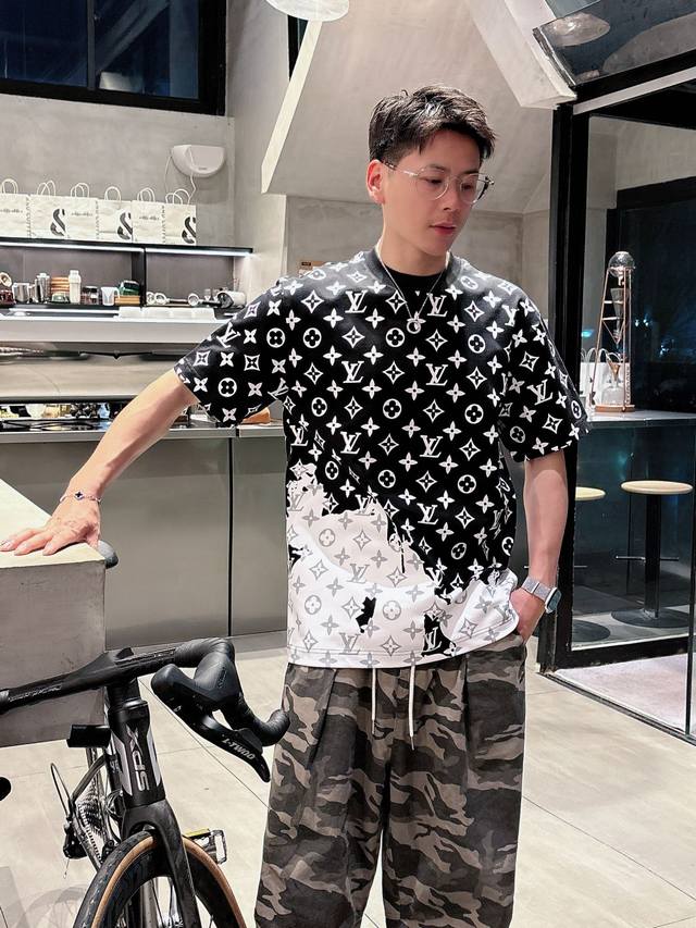 Lv 2025春夏新款男女同款短袖T恤 定制专属纯棉面料 定制原版工艺螺纹 胸前重工字母Logo工艺设计 简约大方 从容百搭 档次极高 完美融入时尚还有风情感一
