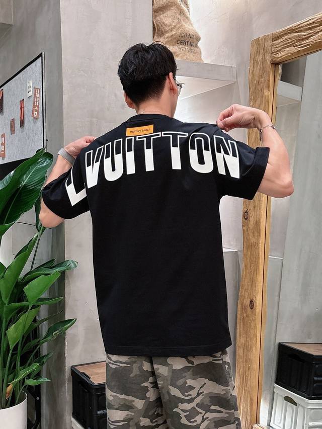 Lv 2025春夏新款男女同款短袖T恤 定制专属纯棉面料 定制原版工艺螺纹 胸前重工字母Logo工艺设计 简约大方 从容百搭 档次极高 完美融入时尚还有风情感一