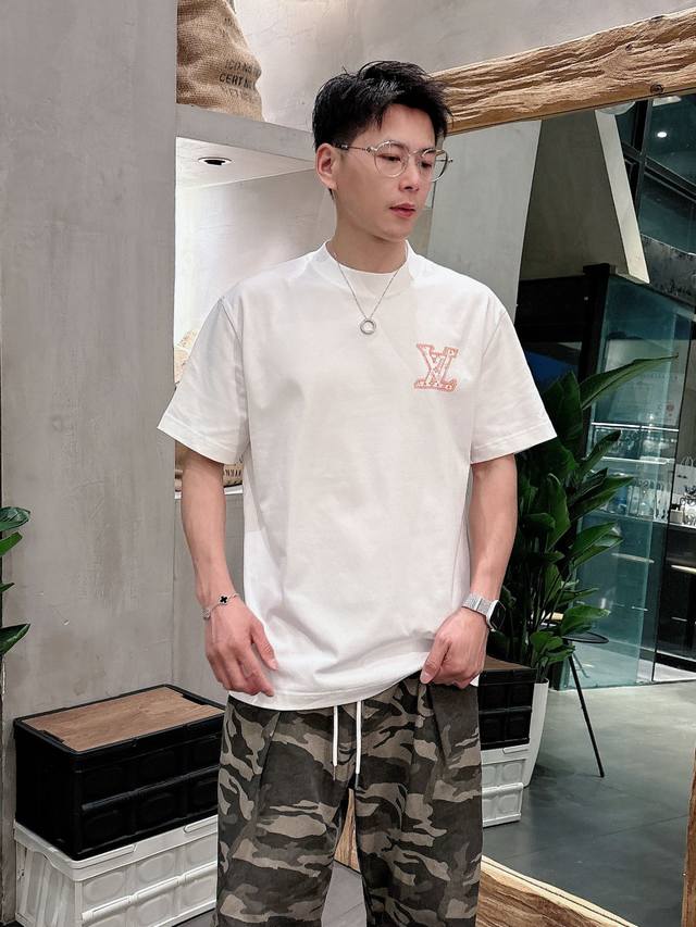 Lv 2025春夏新款男女同款短袖T恤 定制专属纯棉面料 定制原版工艺螺纹 胸前重工字母Logo工艺设计 简约大方 从容百搭 档次极高 完美融入时尚还有风情感一