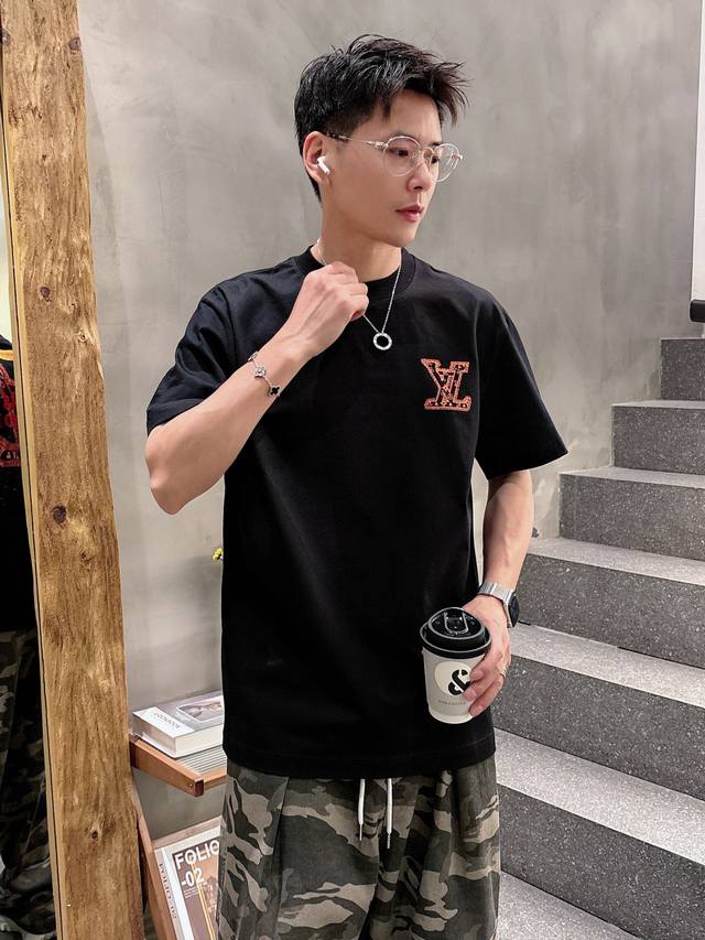 Lv 2025春夏新款男女同款短袖T恤 定制专属纯棉面料 定制原版工艺螺纹 胸前重工字母Logo工艺设计 简约大方 从容百搭 档次极高 完美融入时尚还有风情感一
