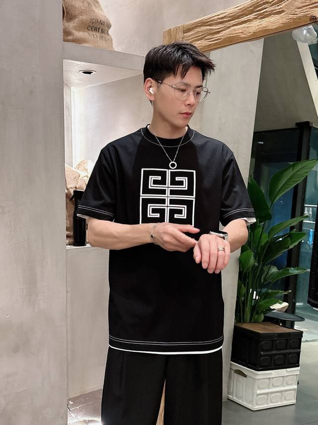 纪梵希 2025春夏新款男女同款短袖T恤 定制专属纯棉面料 定制原版工艺螺纹 胸前重工字母Logo工艺设计 简约大方 从容百搭 档次极高 完美融入时尚还有风情感