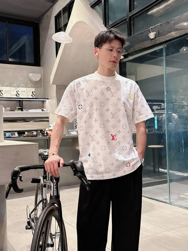 Lv 2025春夏新款男女同款短袖T恤 定制专属纯棉面料 定制原版工艺螺纹 胸前重工字母Logo工艺设计 简约大方 从容百搭 档次极高 完美融入时尚还有风情感一