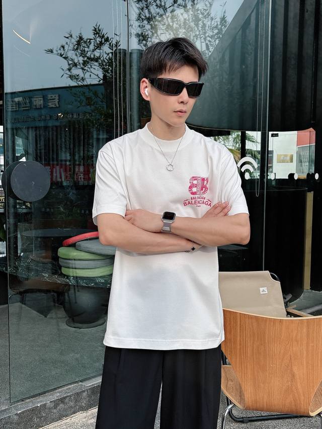 巴黎世家 2025春夏新款男女同款短袖T恤 定制专属纯棉面料 定制原版工艺螺纹 胸前重工字母Logo工艺设计 简约大方 从容百搭 档次极高 完美融入时尚还有风情