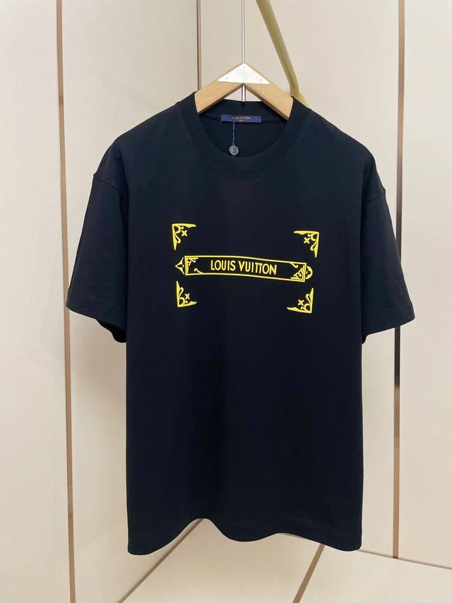 Lv2025新款发泡字母T恤 立体发泡工艺 立体感十足 双层螺纹领口 肩部通肩压条 280G纯棉面料 黑白双色 男女同款码数S-Xxl