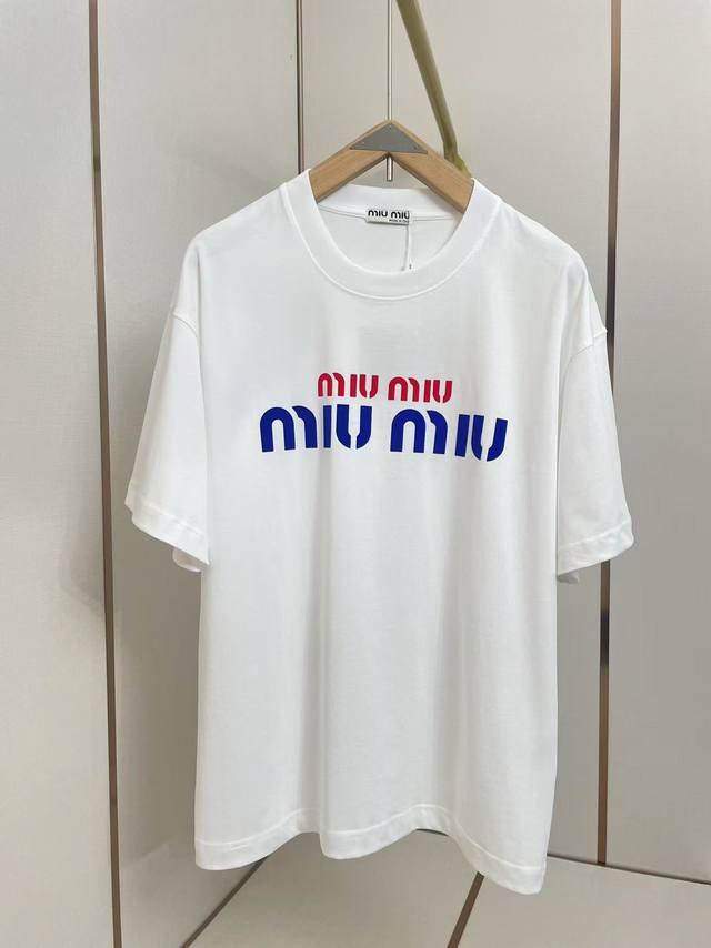 Miumiu2025新款植绒字母T恤 红蓝撞色设计 简约百搭 双层螺纹领口 肩部通肩压条 280G纯棉面料 黑白双色 男女同款码数S-Xxl