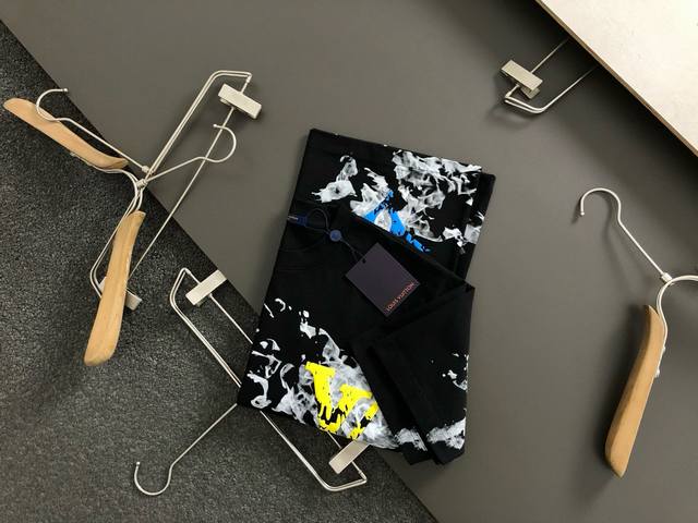 L牌*微宽版型S-Xl 25早春最新经典彩色立体发泡工艺重磅短袖 高端品质专柜原单圆领援助 顶级制作工艺进口面料 专柜款独特设计 采用进口高端订制进口丝线手感一